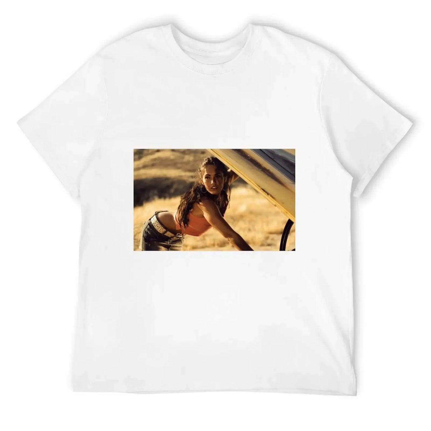 T-shirt blanc avec imprimé d’une femme penchée sur une voiture jaune, style désert – Transformers.