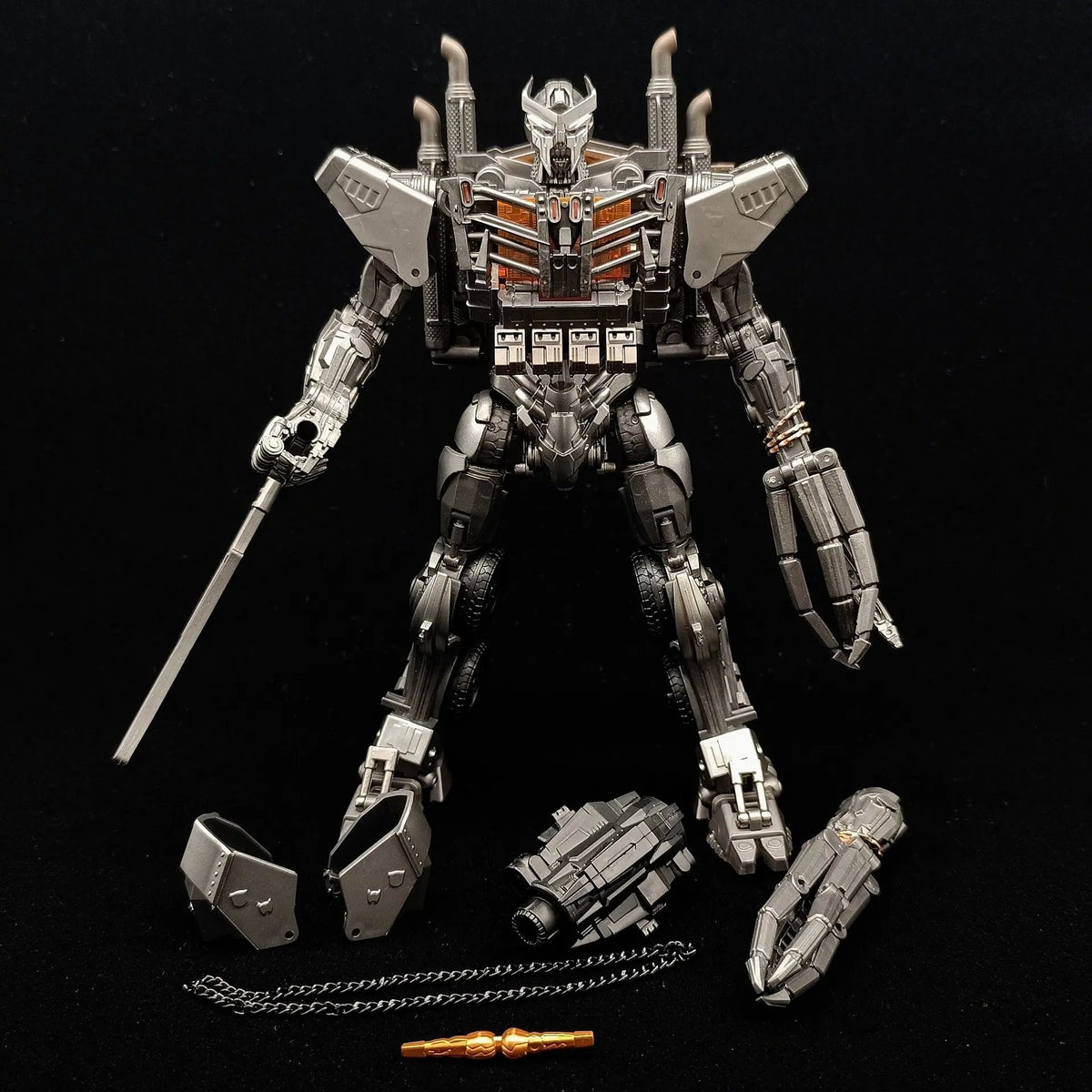Figurka Transformers Scourge z mieczem w świetle TW1031 — Chromowana walka w trybie naczepy