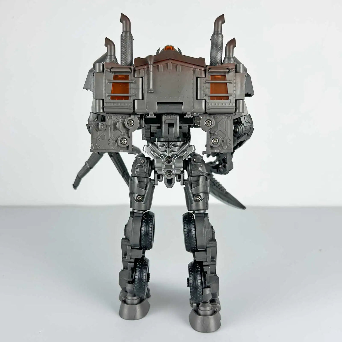 Figurka Transformers Scourge w trybie bestii TW1031 — Chromowany czworonożny model z pełnym zestawem akcesoriów