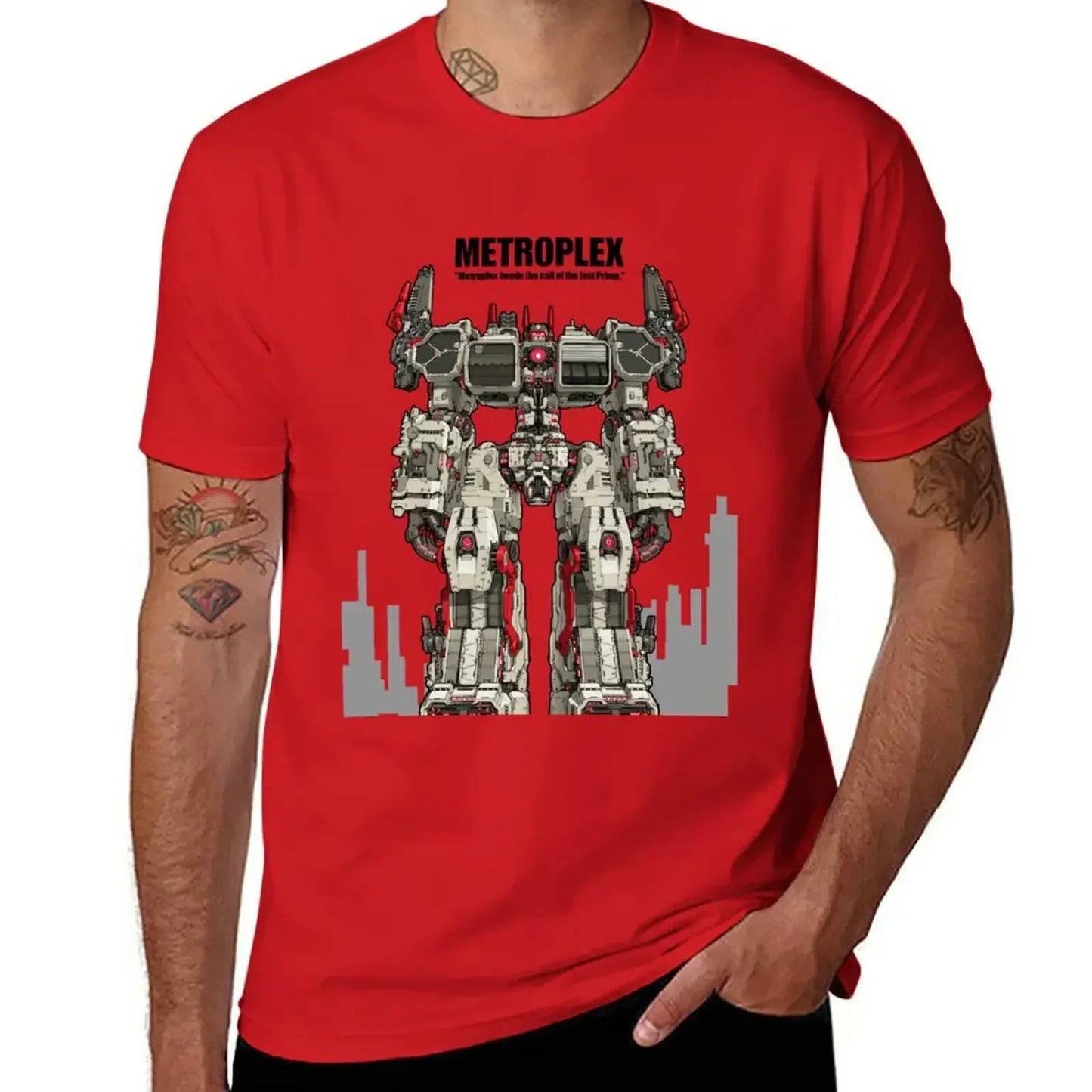 T-shirt rouge avec robot Metroplex debout, décor urbain gris et détails mécaniques – Transformers.