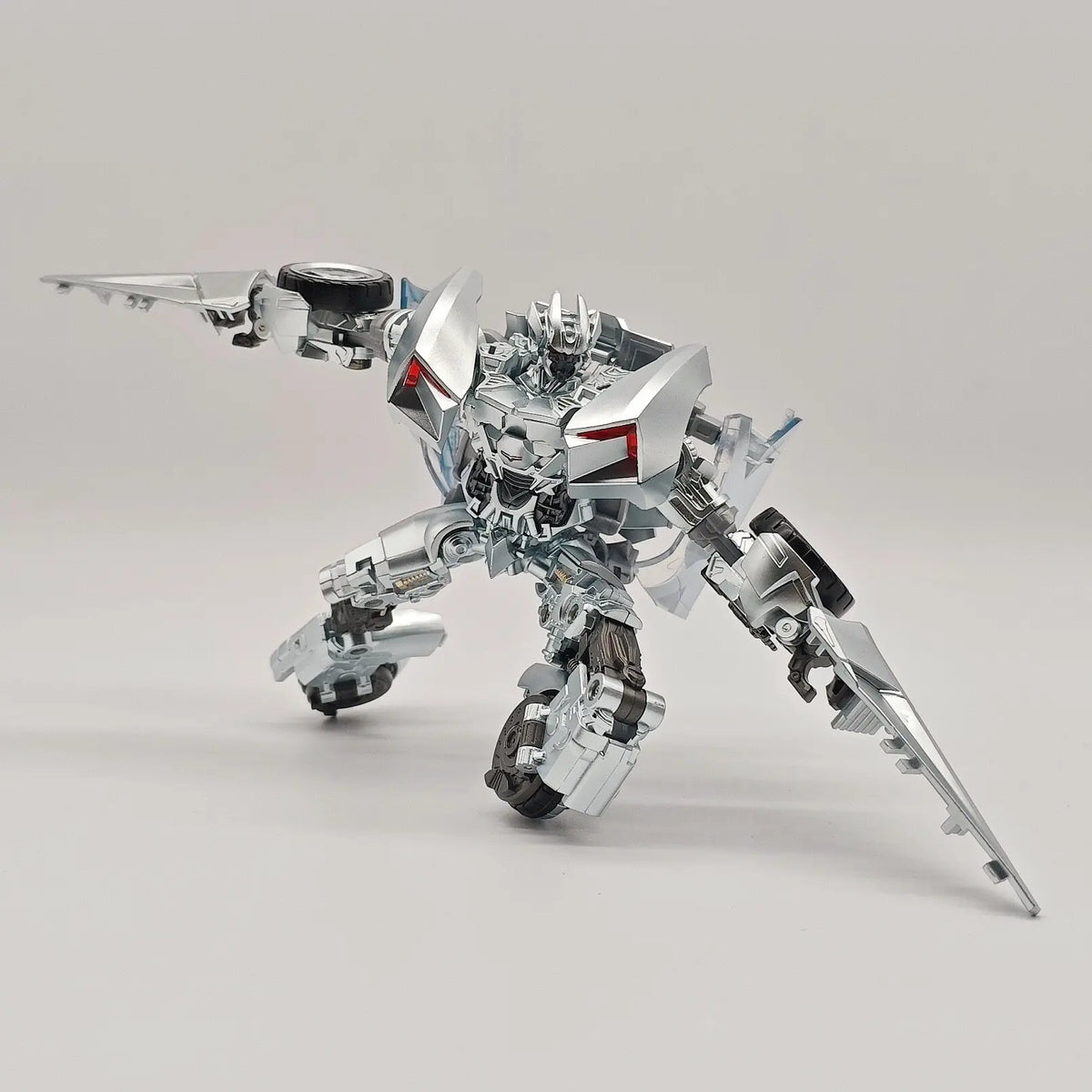 Figurka Transformers Sideswipe War Dancer — czerwono-srebrny wojenny tancerz