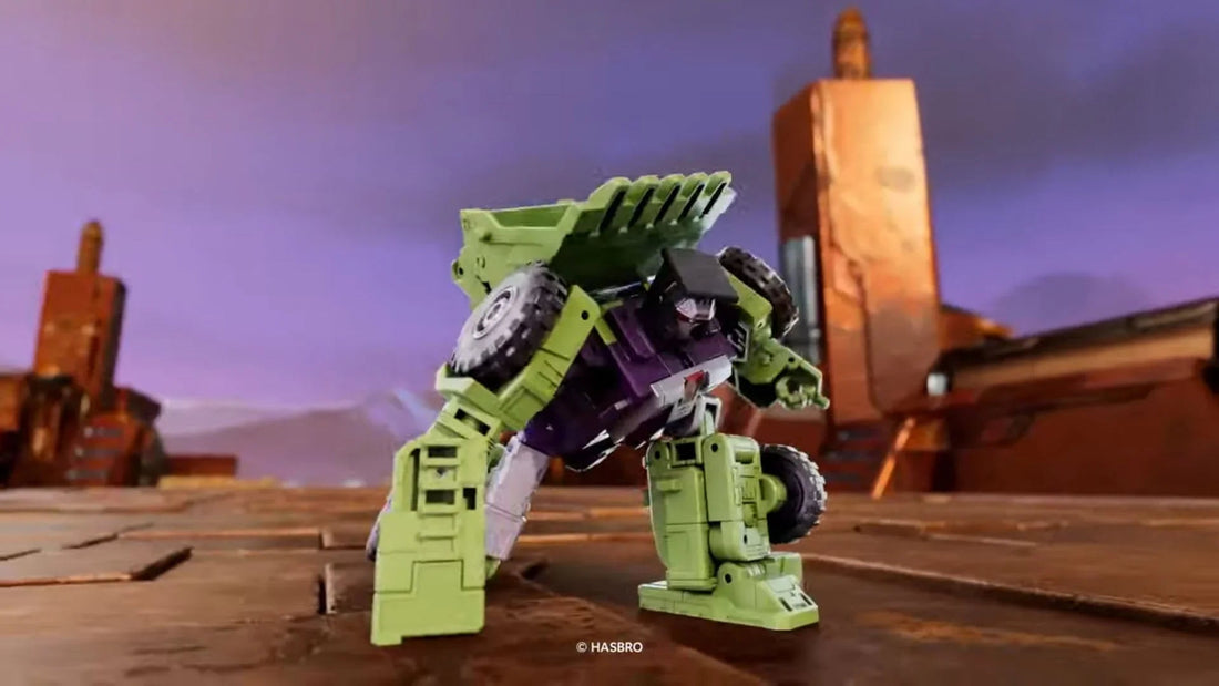 Figurine Studio Series Constructicons Scrapper verte et violette en posture dynamique sur décor industriel – Transformers.