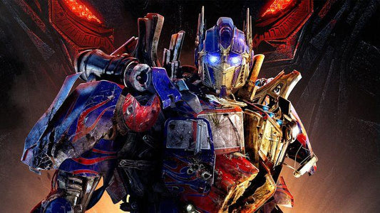 Optimus Prime robot imposant aux couleurs rouge et bleu, en posture héroïque sur fond sombre – Transformers.