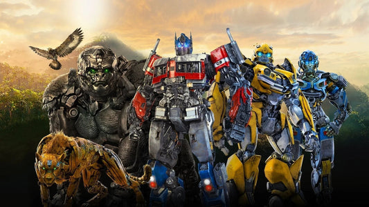Robots Transformers colorés en pose héroïque dans une jungle au lever du soleil – Transformers.
