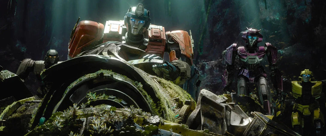 Robots colorés debout dans une forêt sombre, lumière bleutée et débris au sol – Transformers.