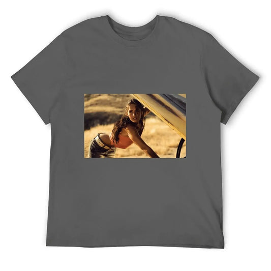 T-shirt gris motif femme brune réparant une voiture en plein air, décor désertique – Transformers.