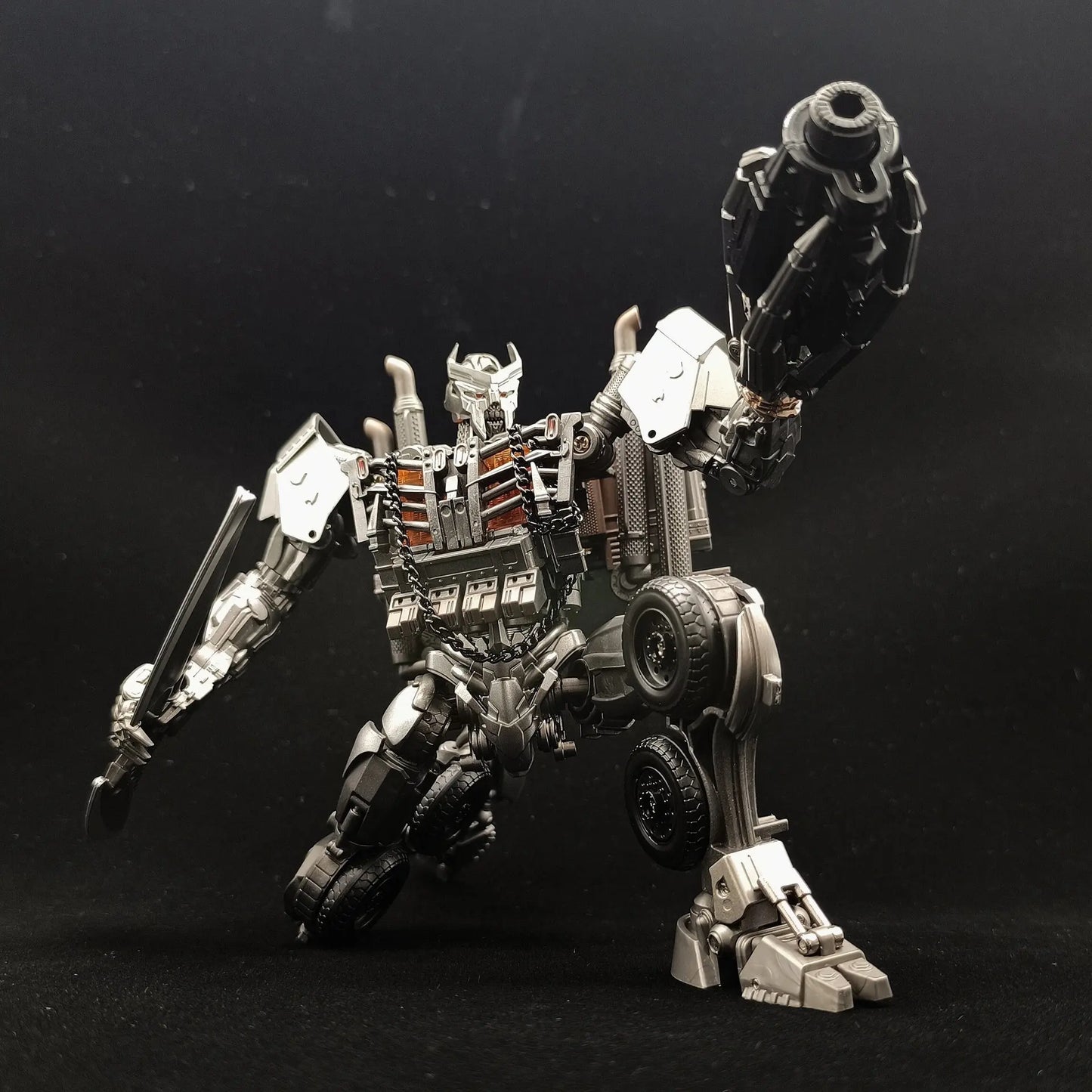Figurka Transformers Scourge z mieczem w świetle TW1031 — Chromowana walka w trybie naczepy