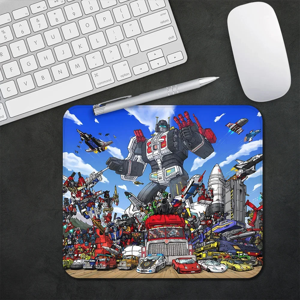 Tapis de souris Transformers avec robot géant, véhicules colorés et décor futuriste animé – Transformers.