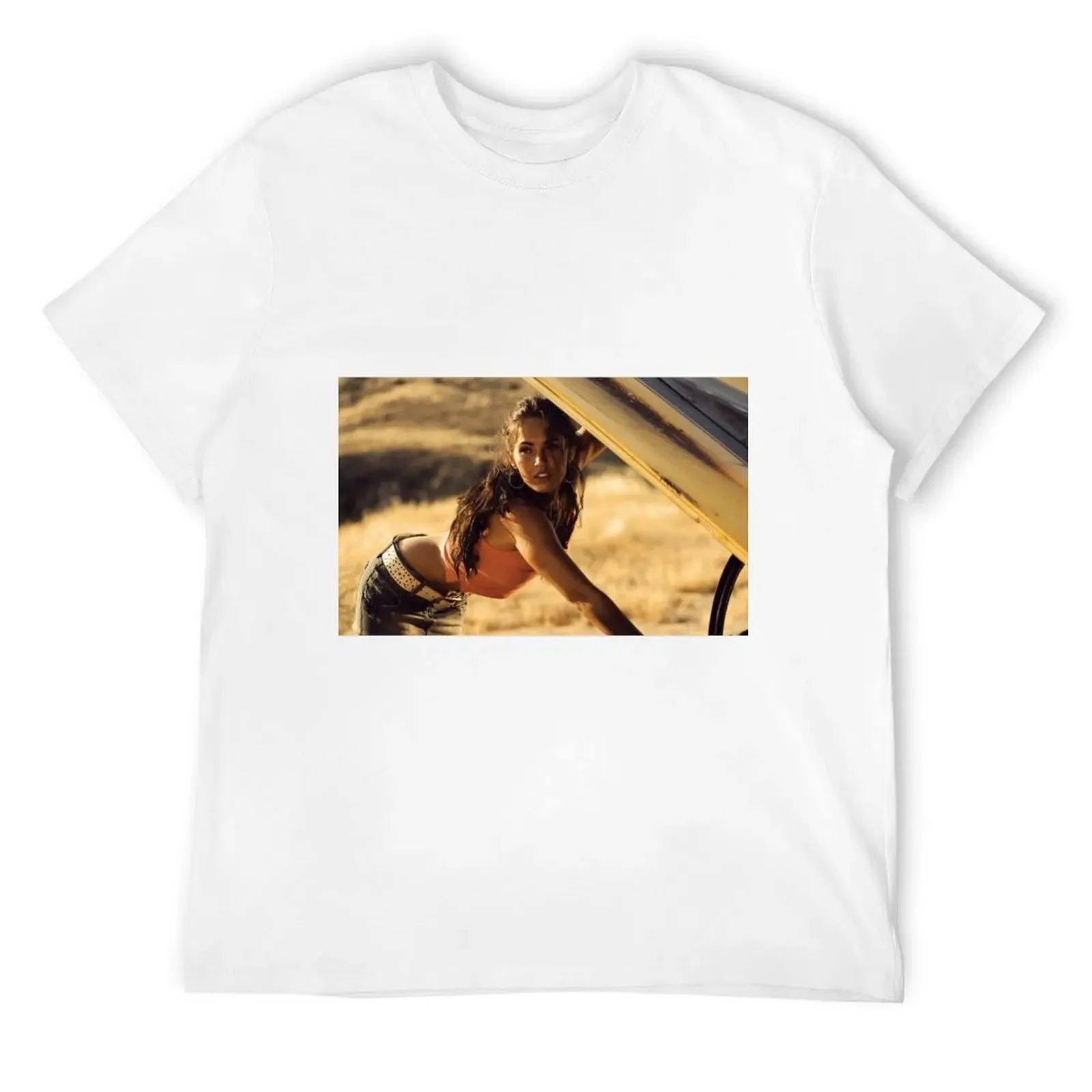 T-shirt blanc avec imprimé d’une femme penchée sur une voiture jaune, style désert – Transformers.