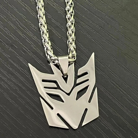 Collier pendentif acier logo Decepticon, chaîne argentée et fond noir texturé – Transformers.