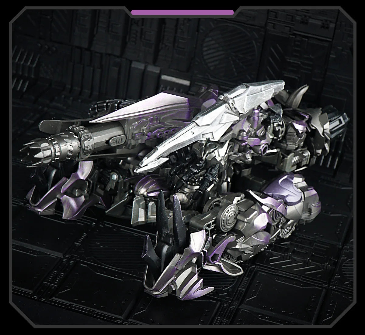 Figurka Transformers Shockwave Shockblast — robot w stylu filmowym z czerwoną diodą LED w oku