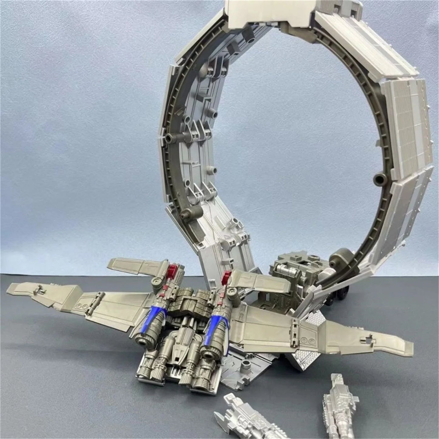 Akcesorium Transformers przyczepa CY01 — srebrna konstrukcja kompatybilna z TW1022