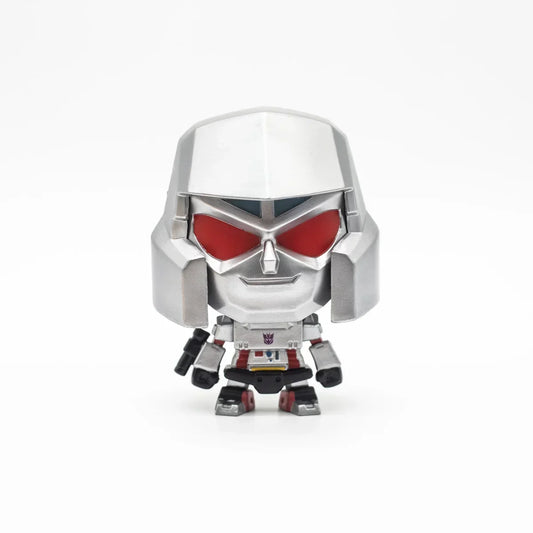 Figurine Megatron chibi argenté avec casque, yeux rouges et fond blanc – Transformers.