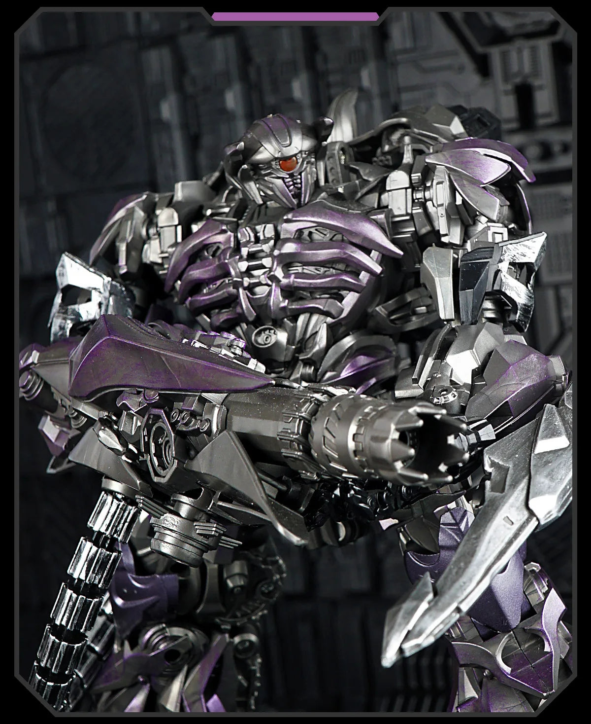Figurka Transformers Shockwave Shockblast — robot w stylu filmowym z czerwoną diodą LED w oku