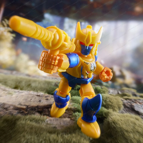 Figurka Transformers Cheetor Blokees — złoty kotowaty w pozie ataku na złotym polu