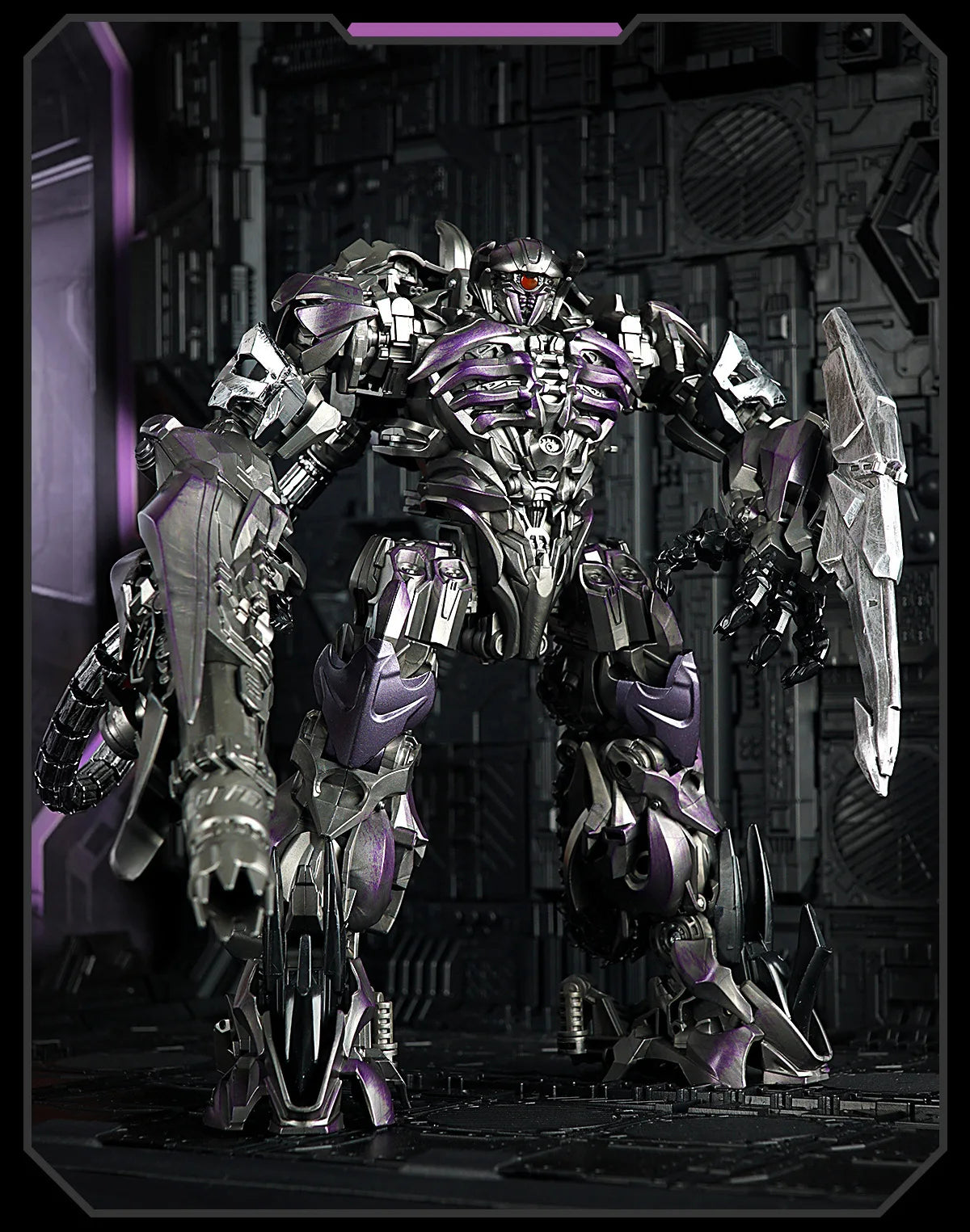 Figurka Transformers Shockwave Shockblast — robot w stylu filmowym z czerwoną diodą LED w oku