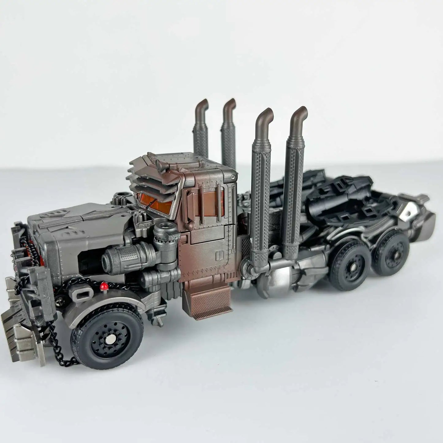 Figurka Transformers Scourge w trybie bestii TW1031 — Chromowany czworonożny model z pełnym zestawem akcesoriów