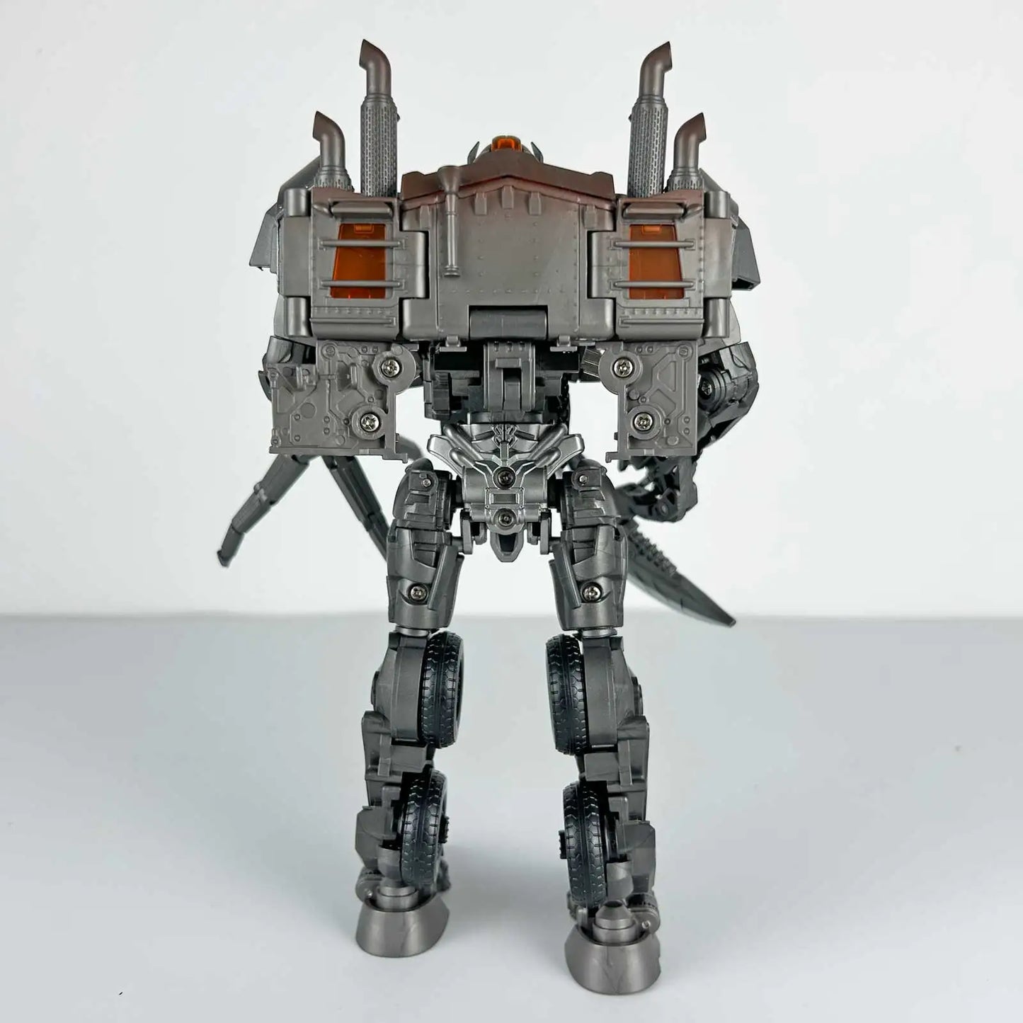 Figurka Transformers Scourge w trybie bestii TW1031 — Chromowany czworonożny model z pełnym zestawem akcesoriów