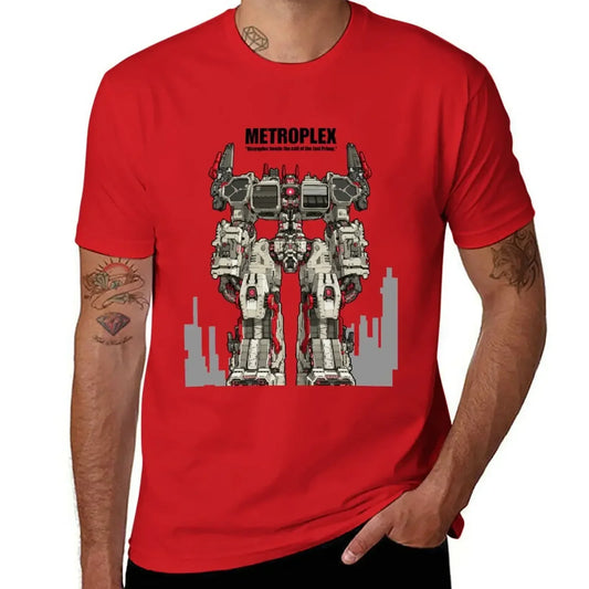 T-shirt rouge avec robot Metroplex debout, décor urbain gris et détails mécaniques – Transformers.