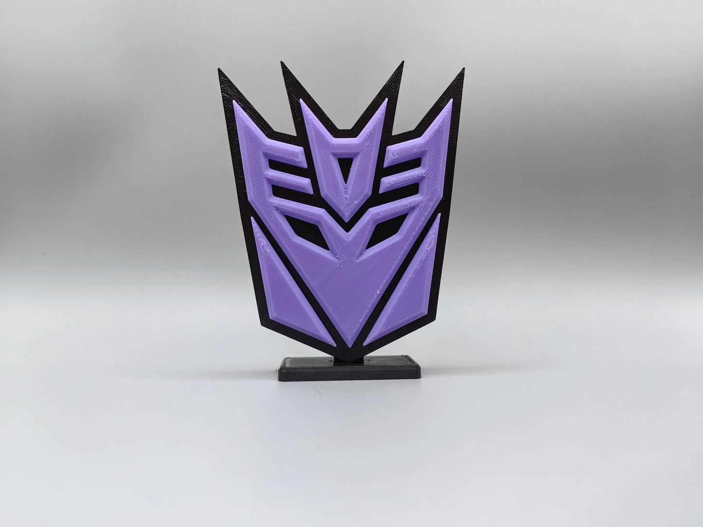 Tabliczka Transformers Decepticon w fioletowym kolorze — Ozdoba na biurko z emblematem