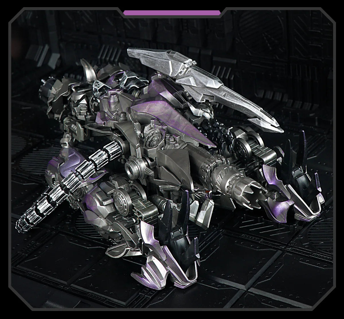 Figurka Transformers Shockwave Shockblast — robot w stylu filmowym z czerwoną diodą LED w oku