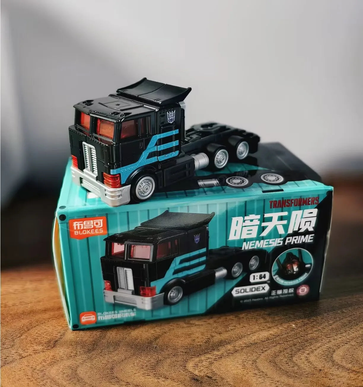 Figurka Transformers Nemesis Prime Blokees z ruchomymi elementami — Mroczny robot, pełny zestaw