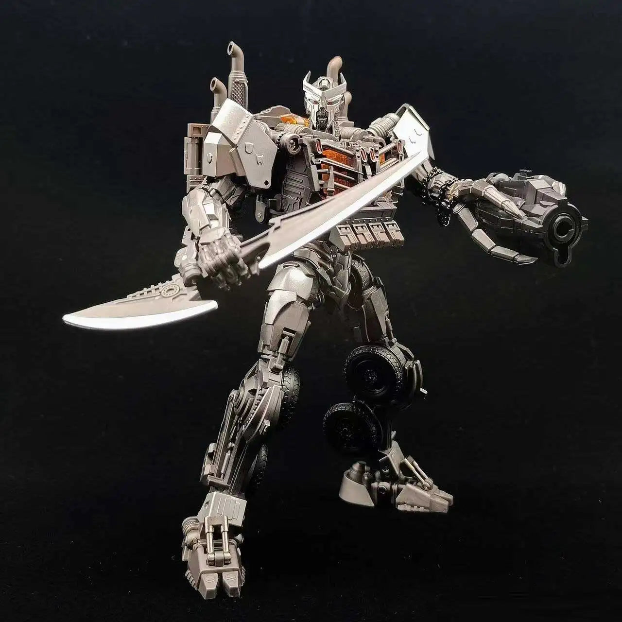 Figurka Transformers Scourge w trybie bestii TW1031 — Chromowany czworonożny model z pełnym zestawem akcesoriów