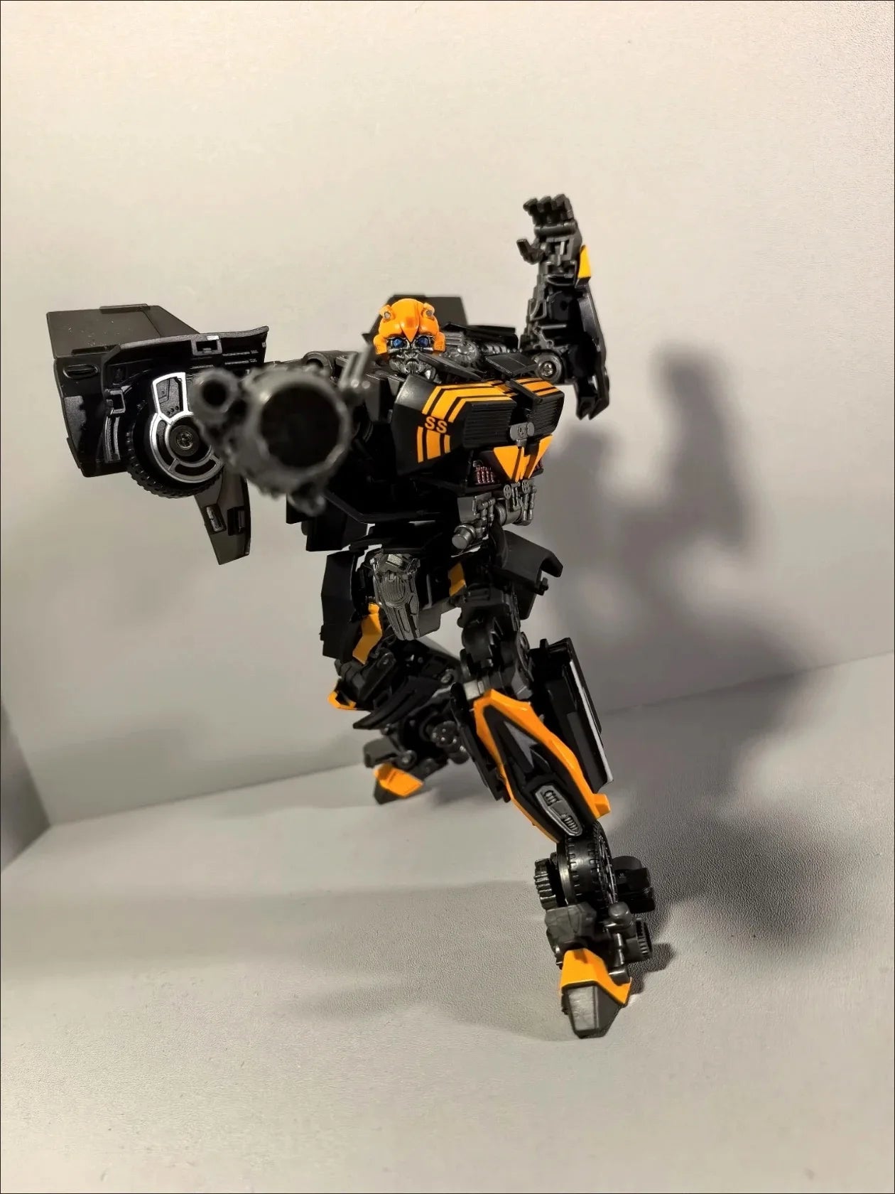 Figurka Transformers Bumblebee Black Bee TW1038 — Czarna i pomarańczowa edycja wojownika