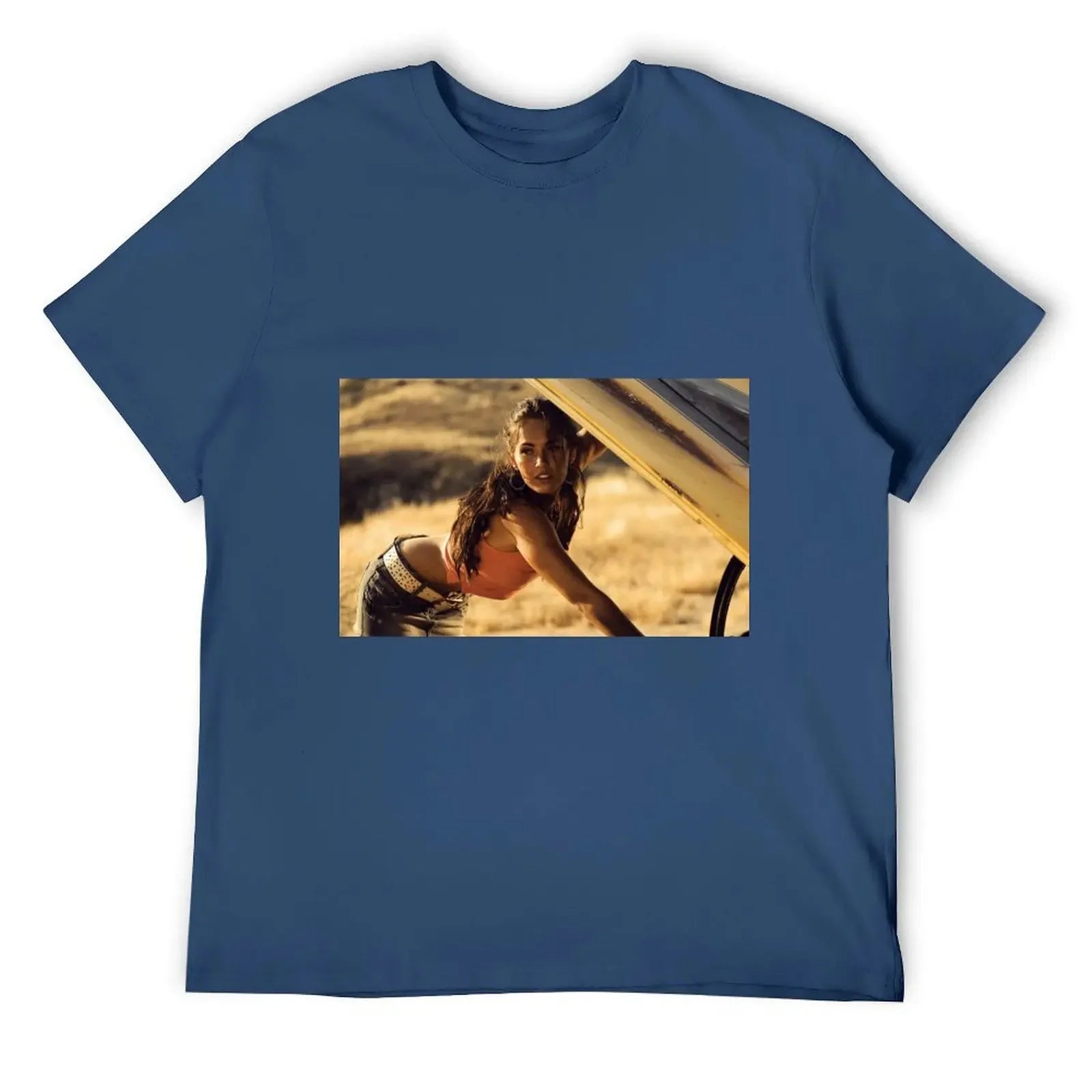 T-shirt bleu avec image d’une femme penchée sous un capot de voiture, décor désertique – Transformers.