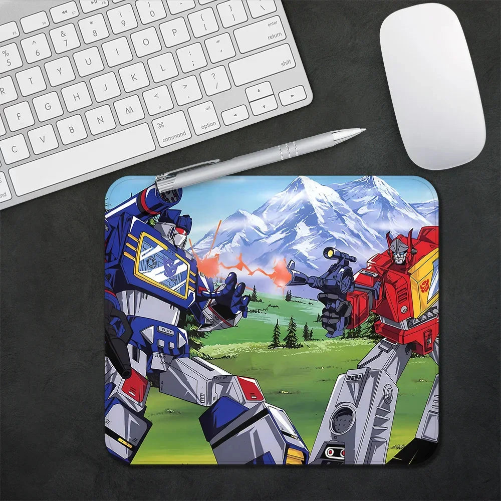 Tapis de souris dessin animé avec robots Transformers rouges et bleus en duel sur fond de montagnes – Transformers.