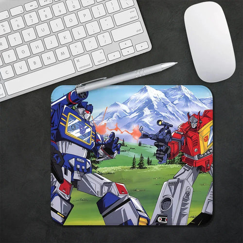 Tapis de souris dessin animé avec robots Transformers rouges et bleus en duel sur fond de montagnes – Transformers.
