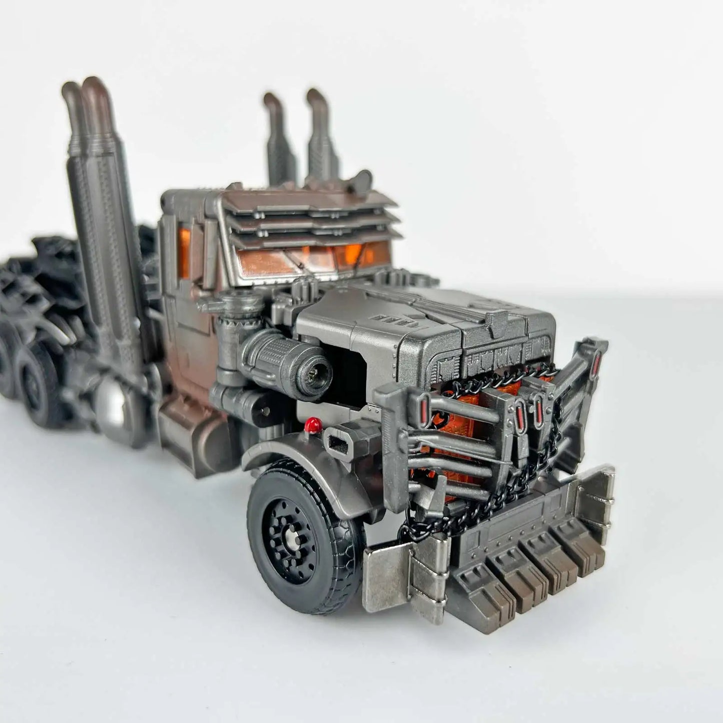 Figurka Transformers Scourge w trybie bestii TW1031 — Chromowany czworonożny model z pełnym zestawem akcesoriów