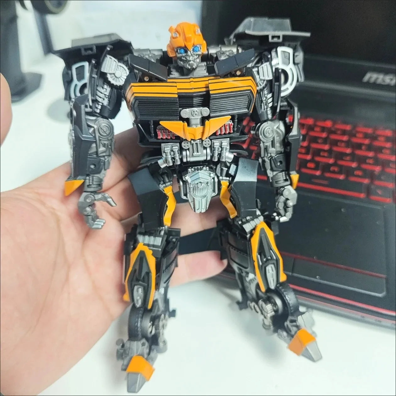 Figurka Transformers Bumblebee Black Bee TW1038 — Czarna i pomarańczowa edycja wojownika