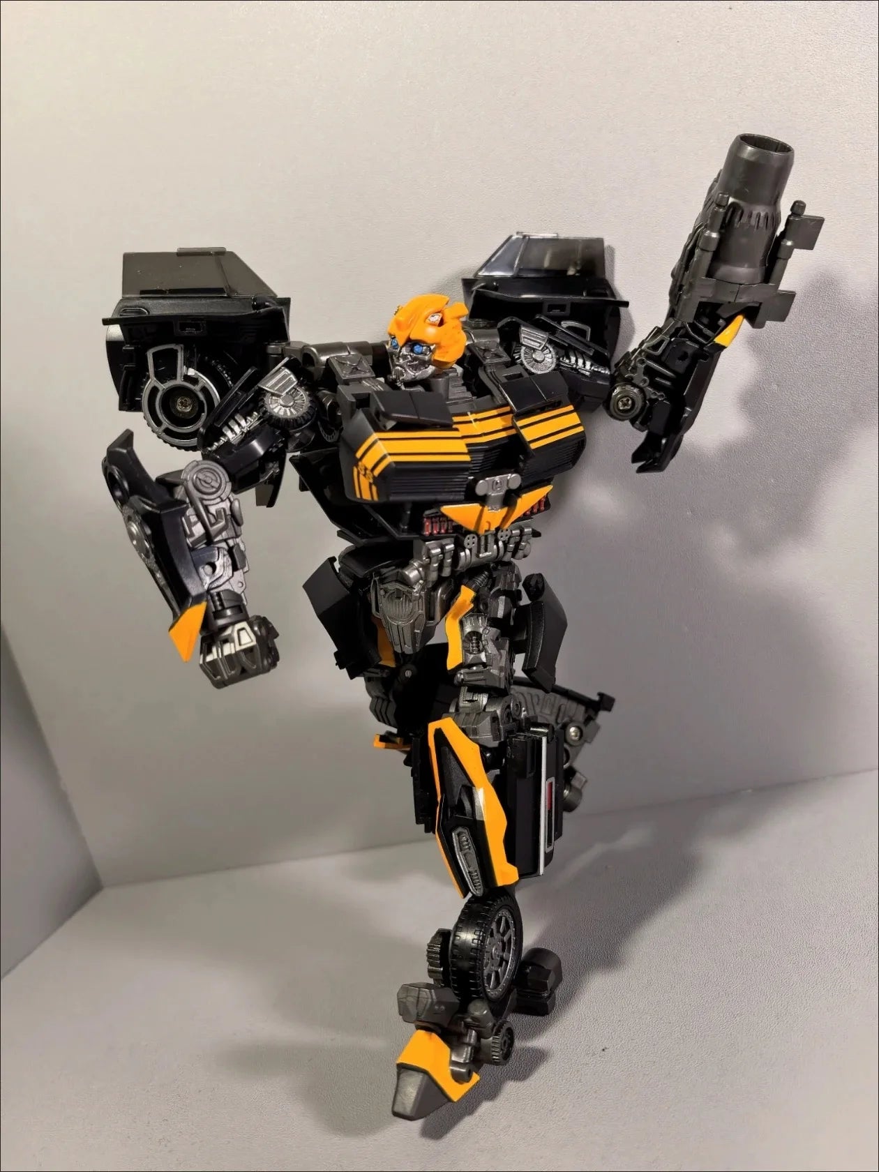 Figurka Transformers Bumblebee Black Bee TW1038 — Czarna i pomarańczowa edycja wojownika